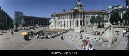 Una vista panoramica delle lenti di Victoria Square Birmingham. Fino all'edificio del comune (centro) ci sono dei gradini delimitati da due sculture di tipo Sphynx in pietra di dove Dale con la statua DEL FIUME Dhruva Mistry, chiamata localmente The Flozie nella Jacuzzi in cima. A destra si trova il Municipio a colonne con lo skyline della Alpha Tower. Foto Stock