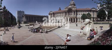 Una vista panoramica delle lenti di Victoria Square Birmingham. Fino all'edificio del comune (centro) ci sono dei gradini delimitati da due sculture di tipo Sphynx in pietra di dove Dale con la statua DEL FIUME Dhruva Mistry, chiamata localmente The Flozie nella Jacuzzi in cima. A destra si trova il Municipio a colonne con lo skyline della Alpha Tower. Foto Stock