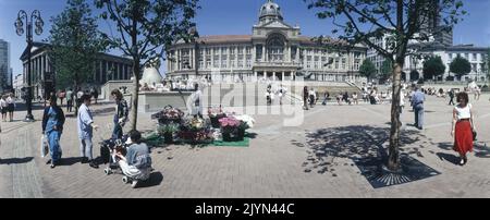 Una vista panoramica delle lenti di Victoria Square Birmingham. Fino all'edificio del comune (centro) ci sono dei gradini delimitati da due sculture di tipo Sphynx in pietra di dove Dale con la statua DEL FIUME Dhruva Mistry, chiamata localmente The Flozie nella Jacuzzi in cima. A destra si trova il Municipio a colonne con lo skyline della Alpha Tower. Foto Stock