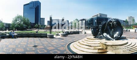 Una vista panoramica delle lenti di Centenary Square Birmingham nel giugno 1993. Sulla sinistra si trova una sklyline dell'Hyatt Hotel in Broad Street Birmingham e sulla destra si trova la fontana di Tom Lomax. Al centro si trova la statua di Raymond Mason 'Forward' che fu successivamente vandalizzata da Arson. Sul suo perimetro si trova l'International Conference Centre e il Birmingham Reporatary Theatre Foto Stock