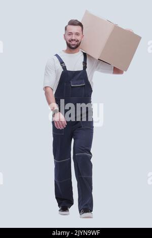 In piena crescita. uomo sorridente porta una grande scatola di cartone Foto Stock