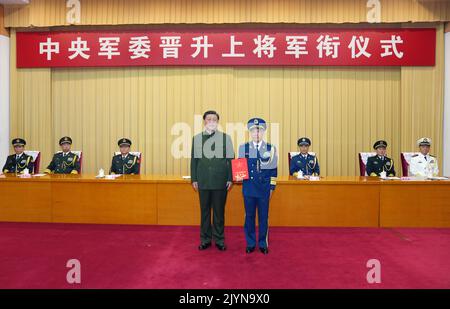 Pechino, Cina. 8th Set, 2022. XI Jinping, presidente della Commissione militare Centrale (CMC), presenta un certificato d'ordine in una cerimonia per promuovere Wang Qiang, comandante del comando del Teatro Settentrionale dell'Esercito popolare di Liberazione, al rango di generale, a Pechino, capitale della Cina, 8 settembre 2022. La cerimonia si è svolta dal CMC a Pechino. Credit: Li Gang/Xinhua/Alamy Live News Foto Stock