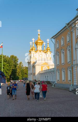 RUSSIA, PIETROBURGO - 19 AGOSTO 2022: fontana russia Palazzo di pietroburgo peterhof Grand st Cascade viaggio, per il blu barocco in oro dalla cultura di pietro Foto Stock