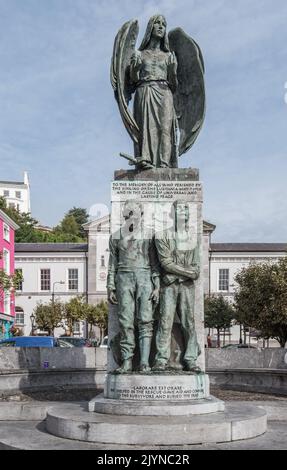 Il Memoriale di Lusitania, conosciuto come il Memoriale della Pace, si trova in Casement Square, Cobh, County Cork, Irlanda. La nave fu siluredata il 7th maggio 915. Foto Stock