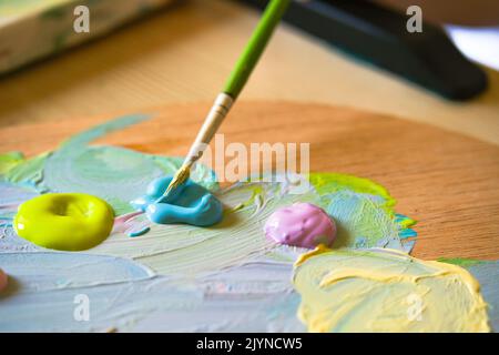 Pennello in vernice acrilica. Lezione di disegno. Foto Stock