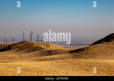 Turbine eoliche nella campagna californiana in una mattinata di sole Foto Stock