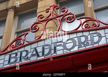 Bradford - Art Nouveau, scritte, parole che mostrano la destinazione M&LR e L&YR su una tettoia decorata in vetro e ferro, stazione ferroviaria Manchester Victoria Foto Stock