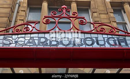 Scarborough - Art Nouveau, scritte, parole che mostrano M&LR e L&YR destinazione su vetro ornato e baldacchino di ferro, stazione ferroviaria di Manchester Victoria Foto Stock