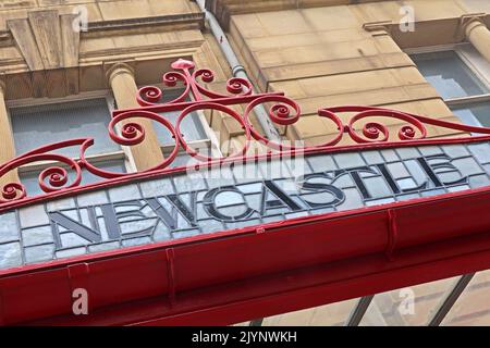 Newcastle - Art Nouveau, scritte, parole che mostrano la destinazione M&LR e L&YR su una tettoia decorata in vetro e ferro, stazione ferroviaria Manchester Victoria Foto Stock