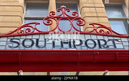 Southport - Art Nouveau, scritte, parole che mostrano la destinazione M&LR e L&YR su una tettoia decorata in vetro e ferro, la stazione ferroviaria di Manchester Victoria Foto Stock