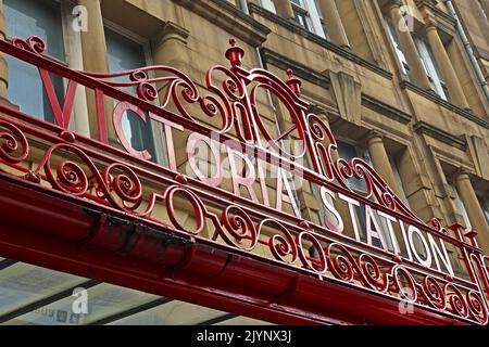 Victoria Station - Art Nouveau, scritte, parole che mostrano la destinazione M&LR e L&YR su una tettoia decorata in vetro e ferro, la stazione ferroviaria di Manchester Victoria Foto Stock