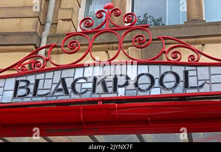 Blackpool - Art Nouveau, scritte, parole che mostrano M&LR e L&YR destinazione su vetro ornato e baldacchino di ferro, stazione ferroviaria Manchester Victoria Foto Stock