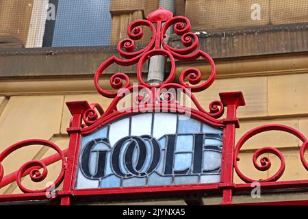 Goole - Art Nouveau, scritte, parole che mostrano M&LR e L&YR destinazione su vetro ornato e baldacchino di ferro, stazione ferroviaria di Manchester Victoria Foto Stock