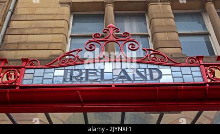Irlanda - Art Nouveau, lettere, parole che mostrano M&LR e L&YR destinazione su vetro ornato e baldacchino di ferro, stazione ferroviaria di Manchester Victoria Foto Stock