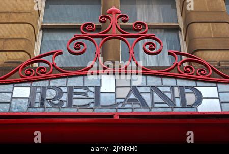 Irlanda - Art Nouveau, lettere, parole che mostrano M&LR e L&YR destinazione su vetro ornato e baldacchino di ferro, stazione ferroviaria di Manchester Victoria Foto Stock