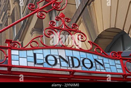Londra - Art Nouveau, scritte, parole che mostrano la destinazione M&LR e L&YR su una tettoia decorata in vetro e ferro, stazione ferroviaria di Manchester Victoria Foto Stock