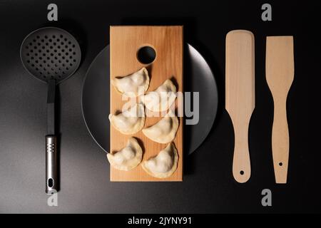 gnocchi preparati al momento con utensili da cucina Foto Stock