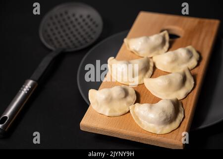 gnocchi preparati al momento con utensili da cucina Foto Stock