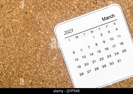 Marzo 2023 Calendario mensile su sfondo legno. Foto Stock