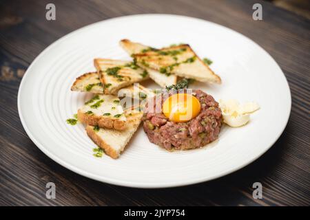 delizioso piatto di uova e carne macinata in un ristorante Foto Stock