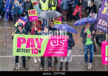 La gente partecipa alla Scozia richiede una marcia di aumento della paga e un raduno organizzato dallo Scottish Trades Union Congress di Edimburgo. Data immagine: Giovedì 8 settembre 2022. Foto Stock