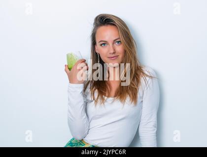 donna con un bicchiere di frullato di spinaci, concetto di salute, vegetariano Foto Stock