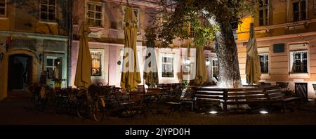 SIGHISOARA, ROMANIA Novembre 2, 2017: vista della street cafe sulla piazza principale del centro storico della città Sighisoara illuminato dalla strada lam Foto Stock