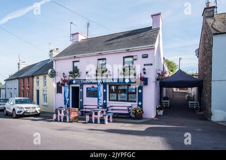 L'Abbey Bar di Rosscarbery serve sia cibo che bevande (County Cork, Irlanda sud-occidentale). Foto Stock