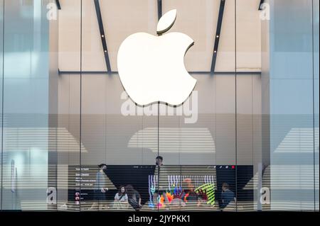 Hong Kong, Cina. 08th Set, 2022. Gli acquirenti sono visti presso la multinazionale americana di tecnologia Apple Store di Hong Kong. (Foto di Budrul Chukrut/SOPA Images/Sipa USA) Credit: Sipa USA/Alamy Live News Foto Stock