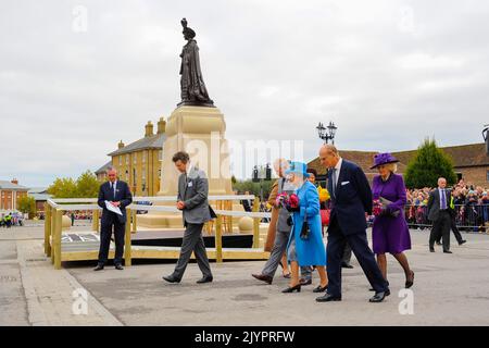 FILE: Poundbury, Dorset, Regno Unito. 8th settembre 2022. File immagine della Regina Elisabetta II di HM a Poundbury in Dorset accompagnata dal Principe Filippo il Duca di Edimburgo, dal Principe Carlo e da Camilla il 27th ottobre 2016 per la presentazione della statua della Regina Madre. La salute della Regina Elisabetta II è dichiarata in declino e il Principe Carlo diventerà re alla sua morte. Picture Credit: Graham Hunt/Alamy Live News Foto Stock