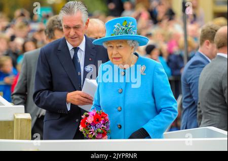 FILE: Poundbury, Dorset, Regno Unito. 8th settembre 2022. Immagine del file della Regina Elisabetta II di HM a Poundbury in Dorset il 27th ottobre 2016 per la presentazione della statua della Regina Madre. La salute della Regina Elisabetta II è dichiarata in declino e il Principe Carlo diventerà re alla sua morte. Picture Credit: Graham Hunt/Alamy Live News Foto Stock