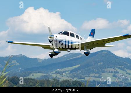 Wangen-Lachen, Svizzera, 31 luglio 2022 Piper PA28-181 Archer III l'aereo ad elica atterra su un piccolo campo aereo Foto Stock