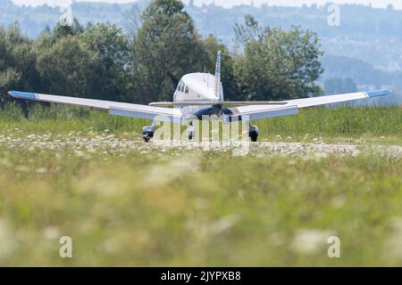 Wangen-Lachen, Svizzera, 31 luglio 2022 Piper PA28-181 Archer III l'aereo ad elica atterra su un piccolo campo aereo Foto Stock