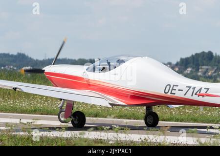 Wangen-Lachen, Svizzera, 31 luglio 2022 un piccolo aereo ad elica è appena atterrato su un piccolo campo aereo Foto Stock