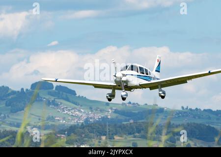 Wangen-Lachen (Svizzera), 31 luglio 2022 Piper PA28-181 Archer II approda su un piccolo campo aereo Foto Stock