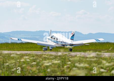 Wangen-Lachen (Svizzera), 31 luglio 2022 Piper PA28-181 Archer II approda su un piccolo campo aereo Foto Stock