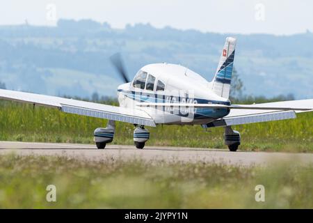 Wangen-Lachen (Svizzera), 31 luglio 2022 Piper PA28-181 Archer II approda su un piccolo campo aereo Foto Stock