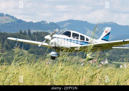 Wangen-Lachen (Svizzera), 31 luglio 2022 Piper PA28-181 Archer II approda su un piccolo campo aereo Foto Stock