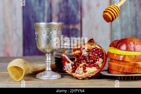 Ci sono quattro simboli tradizionali di Rosh Hashanah per la festa di Capodanno ebraica: Mele, miele, melograni e shofar. Foto Stock