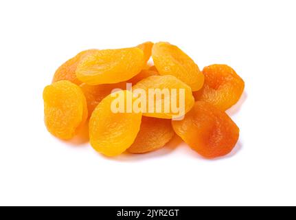 Un gruppo di albicocche secche isolate su fondo bianco. Foto Stock
