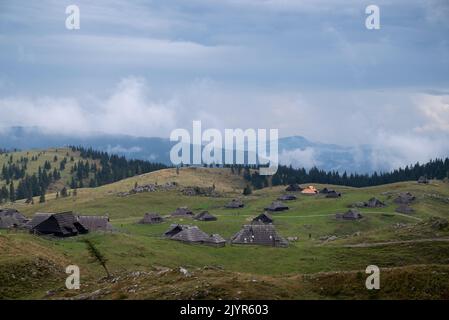 Velika Planina, (letteralmente "grande pascolo") è un insediamento ad alta quota disperso di abitazioni per lo più pastori sul grande altopiano carsico del pascolo Foto Stock