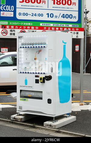 TOKYO, GIAPPONE - 8 settembre 2022: Un distributore automatico di bevande rifornito di prodotti da caffè in bottiglia blu in un parcheggio nella zona Shibuya di Tokyo. Foto Stock