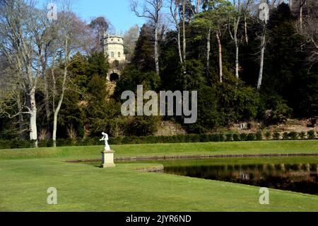 La Statua di Galen e la Octagon Tower (Folly) di Crescent Pond presso Fountains Abbey e Studley Royal Water Garden, North Yorkshire, Inghilterra, Regno Unito. Foto Stock