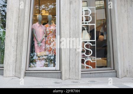 TOKYO, GIAPPONE - 18 giugno 2021: Vetrina nel negozio Hugo Boss nella zona Omotesando di Tokyo. Foto Stock