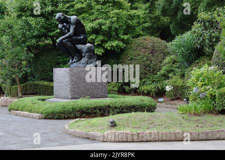 TOKYO, GIAPPONE - 28 giugno 2019: Scultura di Rodin "il Pensatore" nel giardino del Museo Nazionale di Arte Occidentale di Tokyo nel Parco Ueno. Foto Stock