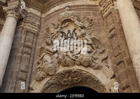 VALENCIA, SPAGNA - 18 MAGGIO 2017: Questo è un frammento architettonico del portale della Cattedrale. Foto Stock