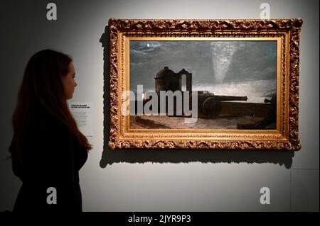 Londra, Regno Unito. Un dipendente di una galleria vede " Searchlight on Harbour Entrance, Santiago De Cuba". Rassegna stampa di Winslow Homer : forza della natura 10th settembre 2022 - 8th gennaio 2023, la Galleria Nazionale, Trafalgar Square. Credit: michael melia/Alamy Live News Foto Stock
