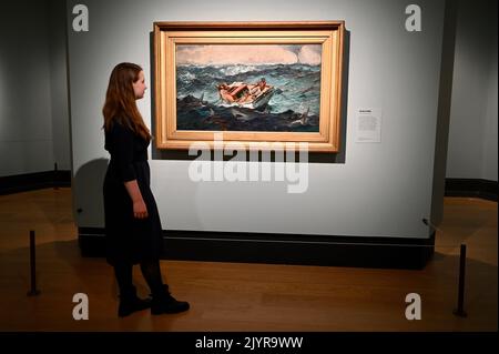 Londra, Regno Unito. Un dipendente della galleria vede 'il flusso del Golfo'.Press view of Winslow Homer : Force of Nature 10th Settembre 2022-8th Gennaio 2023. La Galleria Nazionale, Trafalgar Square. Credit: michael melia/Alamy Live News Foto Stock