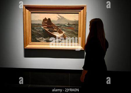 Londra, Regno Unito. Un dipendente della galleria vede 'The Fog Warning' Press view of Winslow Homer : Force of Nature, 10th settembre 2022 - 8th gennaio 2023. La Galleria Nazionale, Trafalgar Square. Credit: michael melia/Alamy Live News Foto Stock