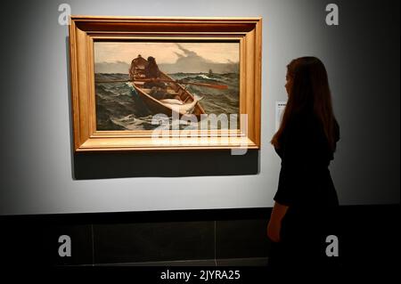 Londra, Regno Unito. Un dipendente della galleria vede 'The Fog Warning' Press view of Winslow Homer : Force of Nature, 10th settembre 2022 - 8th gennaio 2023. La Galleria Nazionale, Trafalgar Square. Credit: michael melia/Alamy Live News Foto Stock